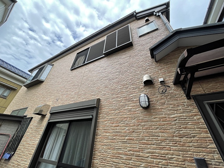 外壁の状態を確認する風景