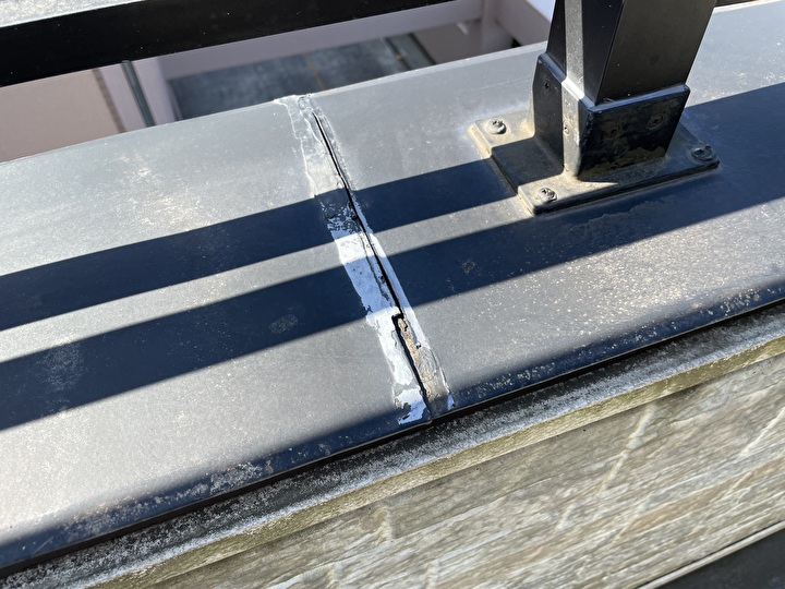 板金のジョイント部分に施されたシーリングが劣化の影響により断裂