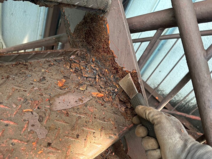 鉄骨階段の下地処理作業