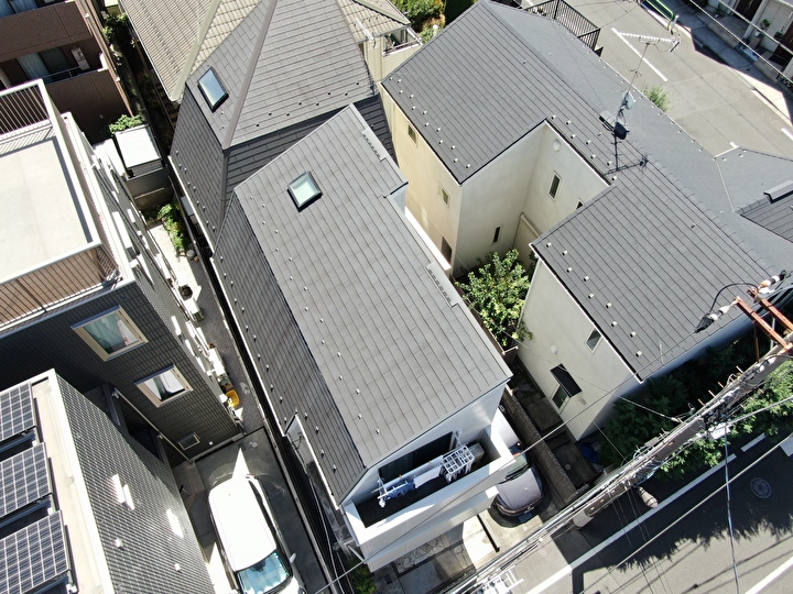 板橋区赤塚の屋根にヤネフレッシュF（RC-120）を用いた塗装工事の施工風景や費用をご紹介します