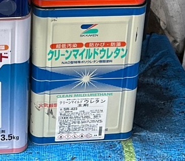 中塗り・上塗りには、エスケー化研のクリーンマイルドウレタンを使用