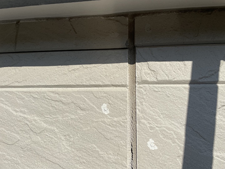 シーリングの劣化で接着面の剥離や断裂が発生した状態