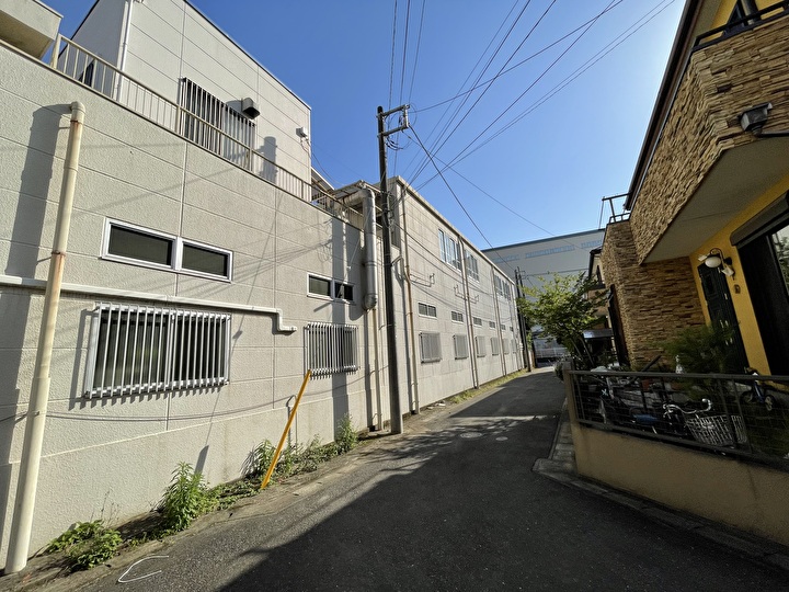 建物全体でチョーキングや色褪せといった塗膜の劣化症状が発生