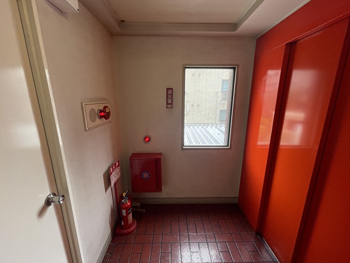 共用部内壁の工事をする前の現場検証