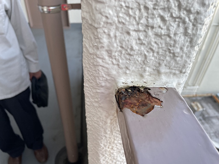 手摺の壁際で塗装が剥離し鉄面が露出して錆が発生