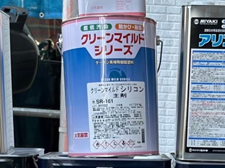 　雨樋やシャッターボックスの塗装にはクリーンマイルドシリコンを使用