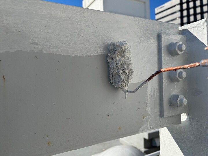 エスケー化研のマイルドザビガードを使用した下塗り作業