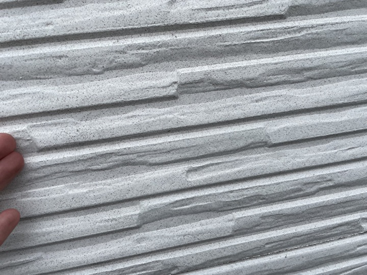 紫外線の影響を受け経年劣化が進行している外壁