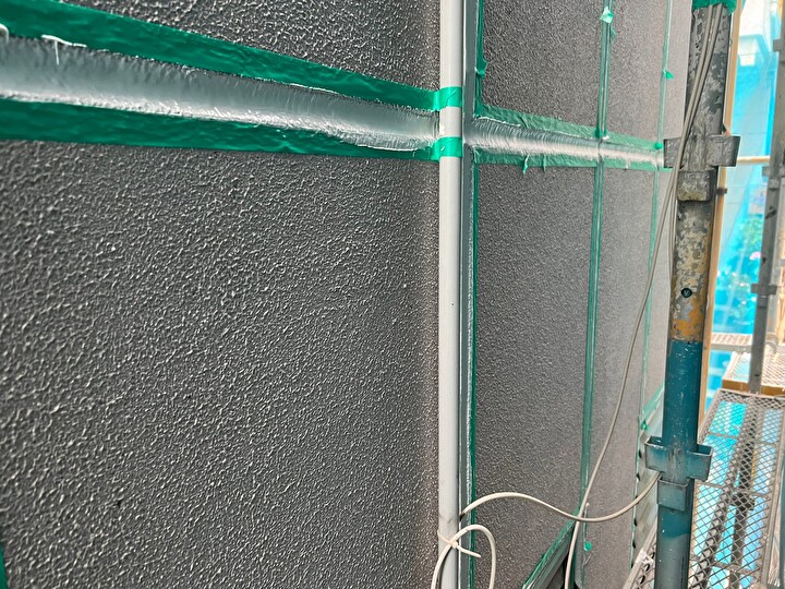 シーリング充填後にヘラで表面の仕上げ