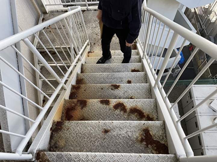 錆が進行して腐食が発生した階段部