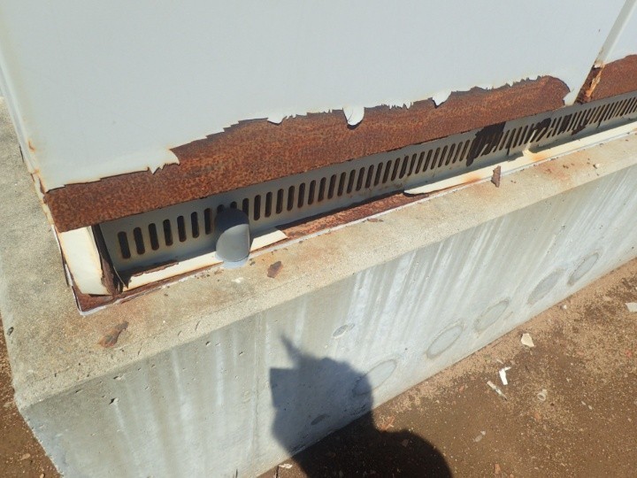 キュービクルの錆が広範囲にわたって発生してる状態