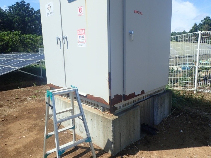 地面に近い鉄部では塗膜が剥がれたキュービクル