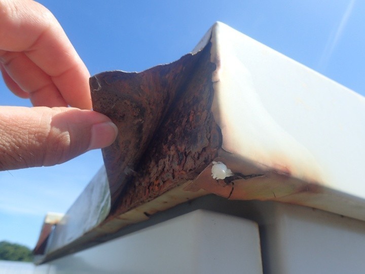 キュービクルの屋根部分に錆が発生