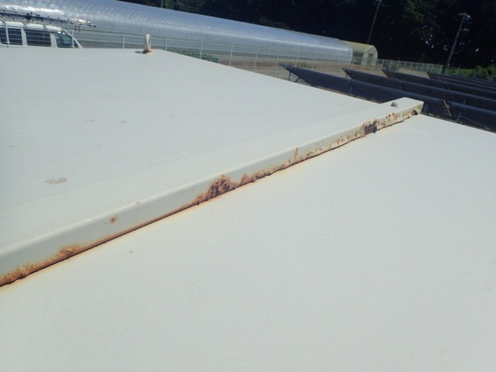 キュービクルの屋根部分に錆の発生で鉄部が膨れた状態