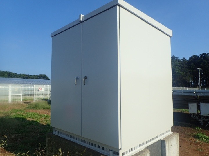 ファインウレンタンを採用した塗装工事が完工したキュービクルの外観