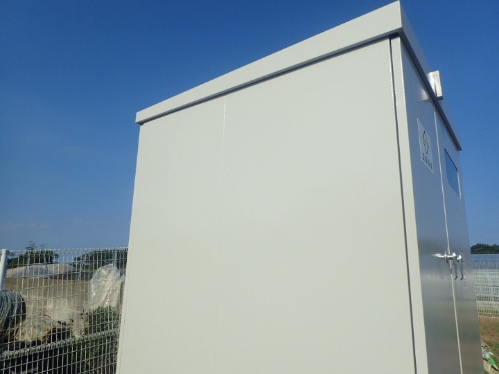 塗装工事が完了したキュービクル