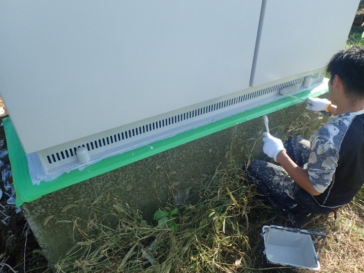 キュービクルにファインウレタンを塗装する風景