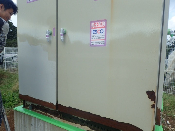 キュービクルへのガードセプターの塗装風景