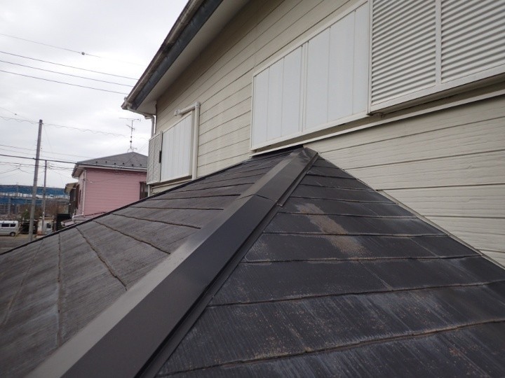 屋根の塗膜の劣化が進行して斑状の変色が見られる状態
