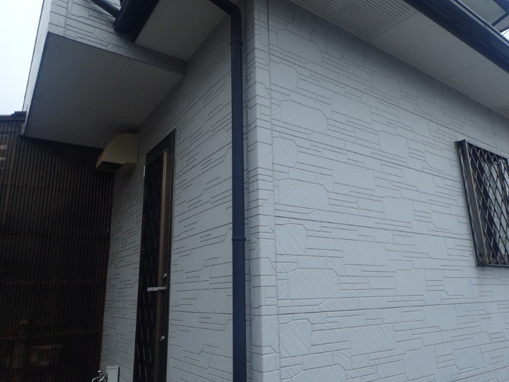 コーキングが経年劣化によりひび割れや痩せが見られる状態