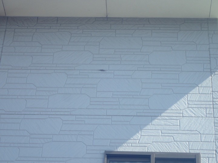 台風時に飛散物が当たって傷が生じた外壁