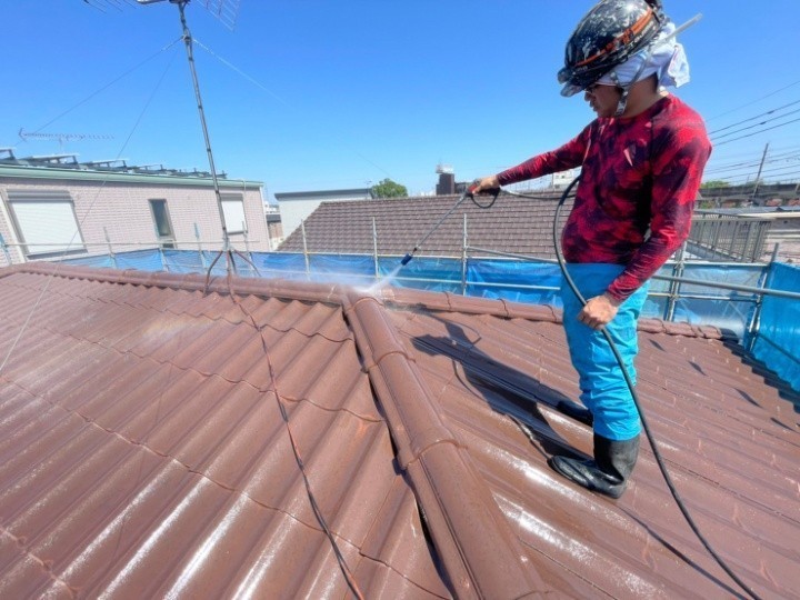 屋根への高圧洗浄