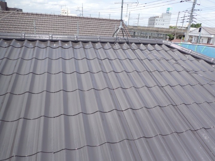 ファインパーフェクトベストを屋根に塗装した後に乾燥させている状態