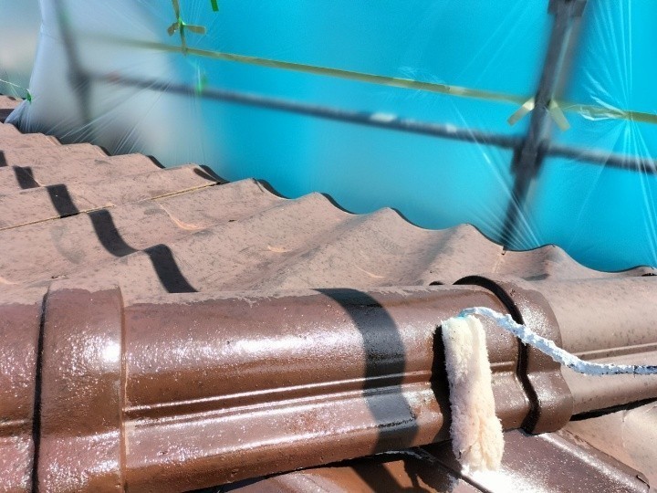 日本ペイントの「ベストシーラー」を使用した下塗り作業