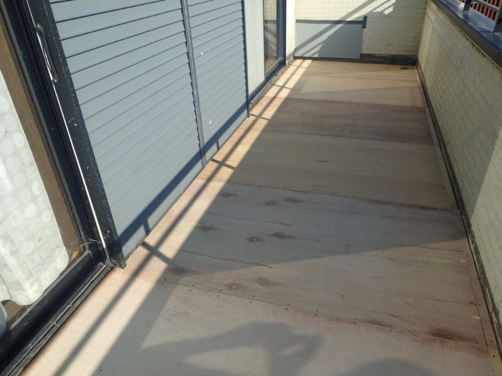 高さ調整作業後のベランダ床