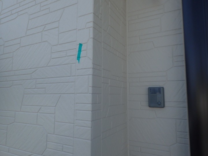 色ムラが見られる外壁の箇所にマスキングテープを貼付