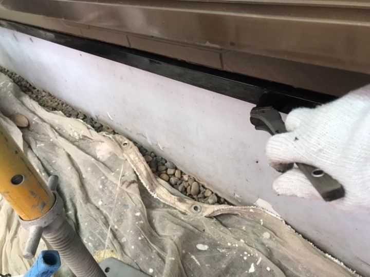 水切り金物への塗装風景