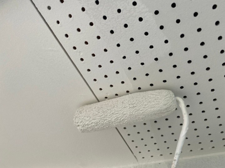 軒天への塗装風景