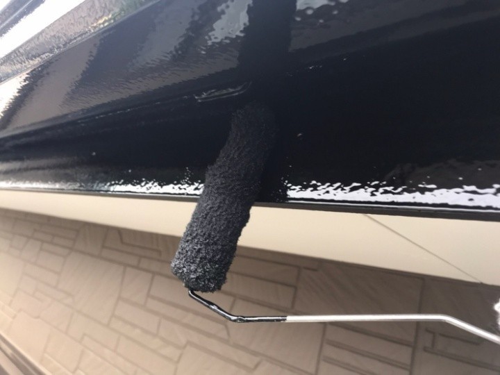 付帯部への塗装作業の風景