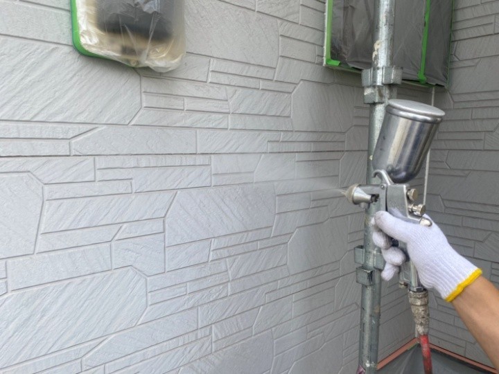 吹付けで下塗り材を塗布