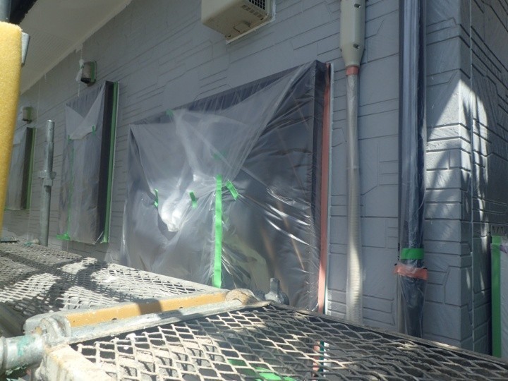 サッシや玄関ドアへ養生した後