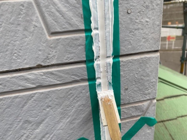 コーキング充填後に専用のヘラ仕上げ