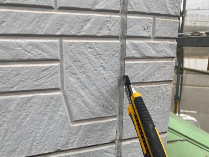 既存のコーキングを撤去