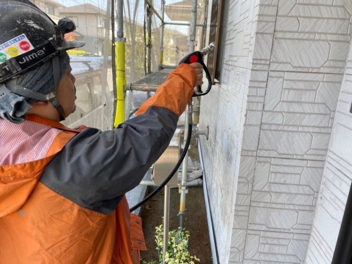 建物全体の高圧洗浄作業の風景