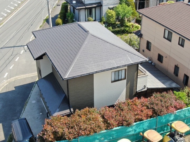 遮熱塗料と超低汚染塗料を用いた「屋根塗装と外壁塗装」工事が終了したお住まい
