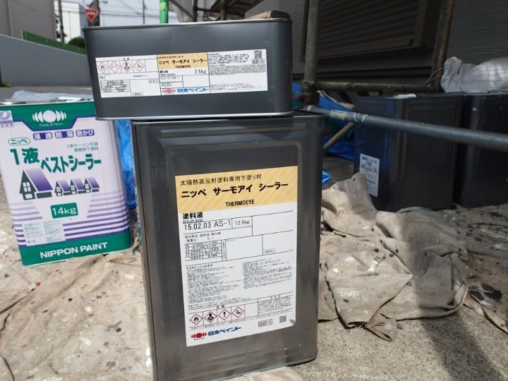 屋根には日本ペイントの屋根用遮熱塗料「サーモアイSi」を使用