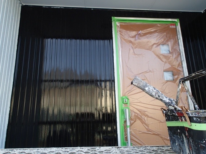 関西ペイントの「1液MシリコンHG（三分艶・黒）」を使った塗装風景