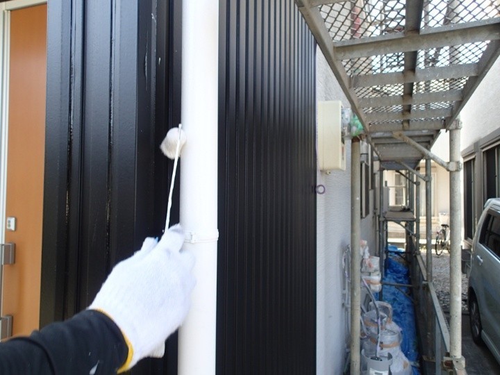 雨樋へのタッチアップ