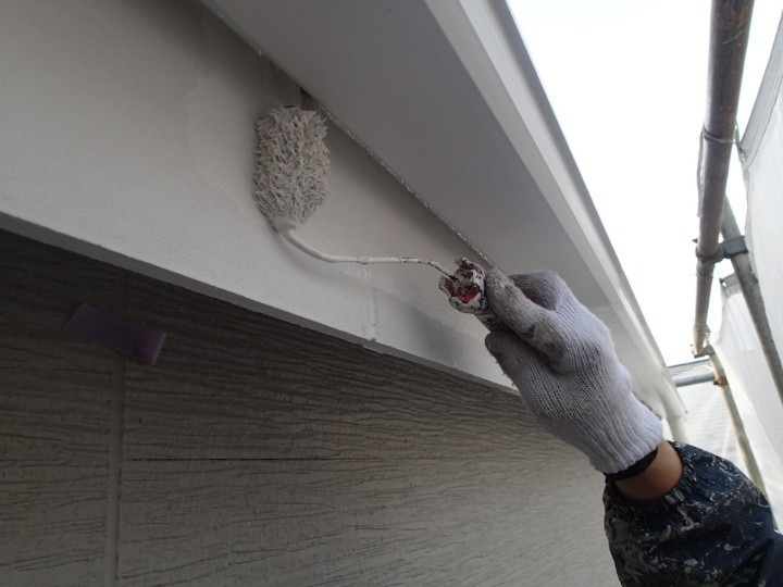 軒天への塗装風景