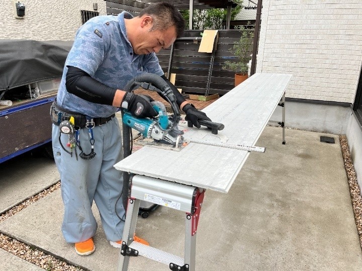 外壁材の加工作業風景