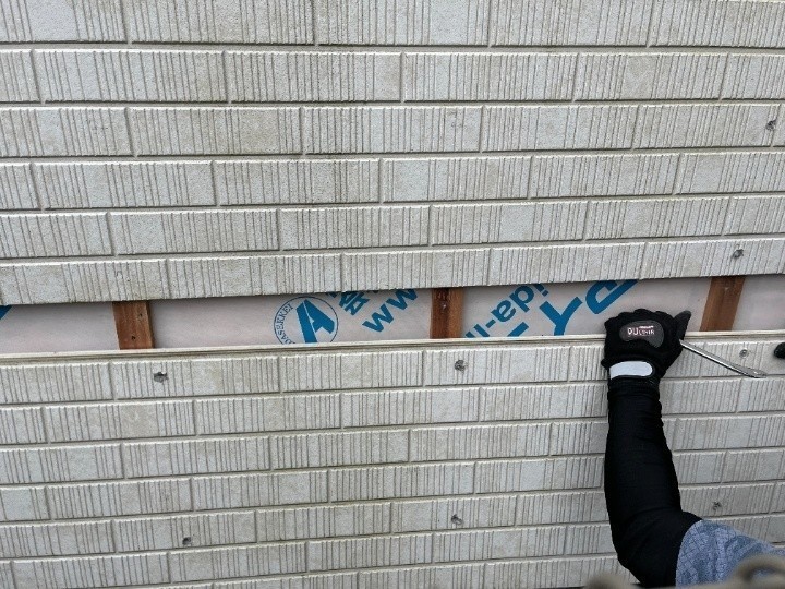 外壁材の取り外し作業から開始