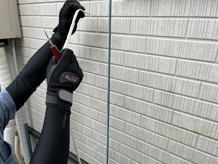 既存のコーキングを丁寧に撤去