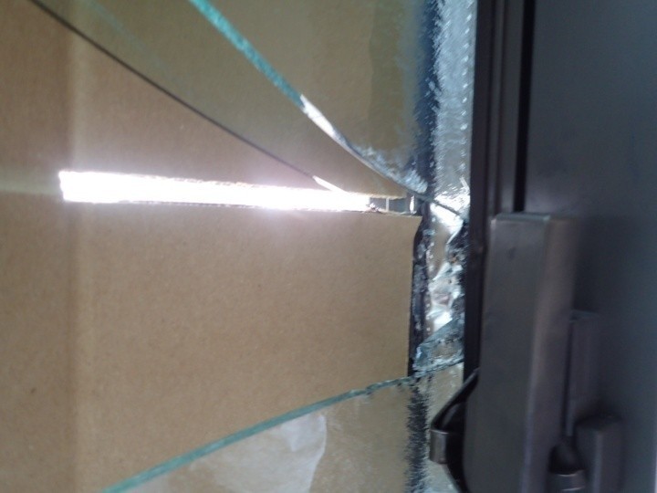 一部が割れ落ちたガラス窓の状態