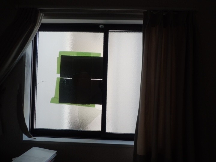 ガラスは一部が割れ落ちた窓の状態