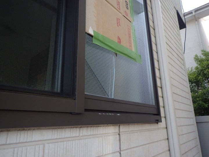 外側のガラスが割れた窓