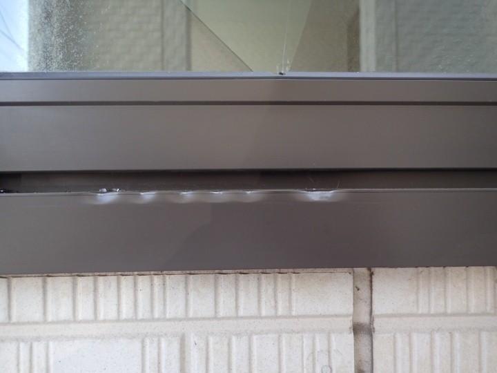 サッシ枠に歪みが発生